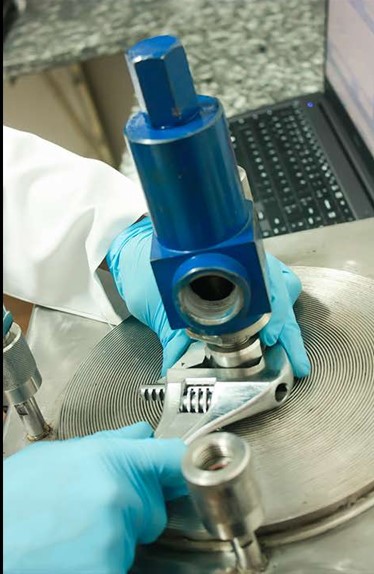 Calibração de equipamentos, ensaio em válvulas de segurança e pressostato, inspeção NR13 e venda de equipamentos.