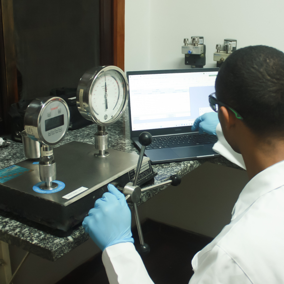 Calibração de equipamentos, ensaio em válvulas de segurança e pressostato, inspeção NR13 e venda de equipamentos.