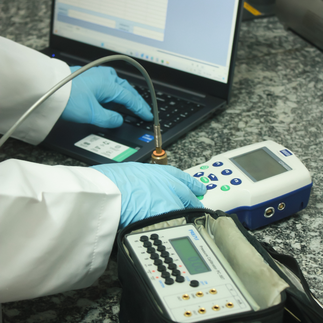 Calibração de equipamentos, ensaio em válvulas de segurança e pressostato, inspeção NR13 e venda de equipamentos.